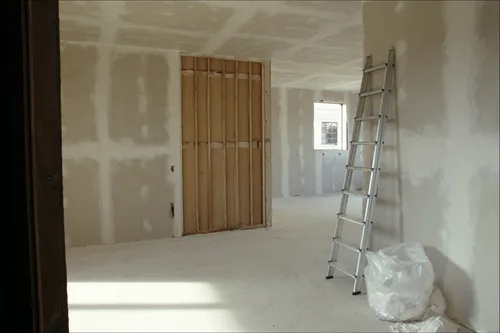 Innenausbau mit frisch verspachteltem Trockenbau